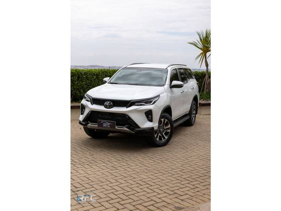 TOYOTA HILUX SW4 2.8 D-4D TURBO DIESEL SRX PLATINUM 4X4 AUTOMÁTICO